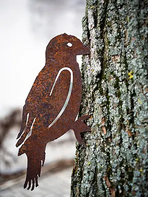 Kunstobjekt aus Cortenstahl: Ein Vogel